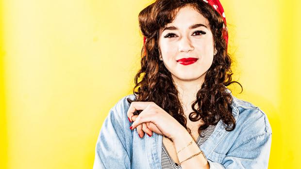 &lsquo;Deze benoemingsprocedure is krom en raar&rsquo;
&lsquo;Het is zeker niet verkeerd dat Amman aftreedt,&rsquo; vindt Asva-voorzitter Xandra Hoek. &lsquo;Hij is verantwoordelijk voor het falende beleid op het gebied van financi&euml;n en huisvesting. Er zijn veel fouten gemaakt en tegelijkertijd is er van alles beloofd &ndash; dat het allocatiemodel op de schop zou gaan bijvoorbeeld &ndash; maar daar is niets van terecht gekomen. We zijn blij dat er een nieuw persoon komt die hopelijk w&eacute;l gaat zorgen voor verbetering.&rsquo;
Over de kandidaten wil Hoek nog weinig kwijt. &lsquo;We willen &ndash; nu de namen t&oacute;ch gelekt zijn &ndash; de beide beoogde bestuursleden dan ook oproepen om nog voor hun offici&euml;le benoeming hun idee&euml;n te presenteren aan de academisch gemeenschap. We zijn erg benieuwd wat ze van plan zijn, wat kun idee&euml;n zijn en welke kant ze op willen.Het feit dat ze eigenlijk al zijn gekozen en dat we nog vrijwel niets weten over wie deze mensen zijn en welke koers ze willen varen, is ontzettend krom en laat opnieuw zien hoe raar deze benoemingsprocedure is.&rsquo;