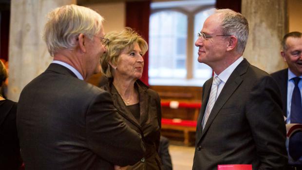 Raden van Toezicht betreuren vertrek
De Raden van Toezicht van UvA en HvA bevestigen bij monde van voorzitter Atzo Nicolai in een officieel bericht dat Hans Amman vertrekt. &lsquo;De Raden van Toezicht van de UvA-HvA betreuren zijn besluit,&rsquo; zo klinkt het. &lsquo;De heer Amman heeft een wezenlijke bijdrage geleverd aan het structureren van de financi&euml;le strategie van de UvA-HvA. We nemen afscheid van een deskundig en toegankelijk bestuurslid.&rsquo;
&nbsp;
Amman blijft in ieder geval aan tot de nieuwe rector en collegevoorzitter zijn benoemd, maar niet langer dan 1 september.
&nbsp;
Over de procedure zegt de Raad van Toezicht &lsquo;dat de procedure voor het vinden van een nieuwe voorzitter en een nieuwe rector voorspoedig verloopt. De procedure zal zorgvuldig en volgens plan worden gecontinueerd.&rsquo; Over de uitgelekte namen worden geen uitlatingen gedaan.