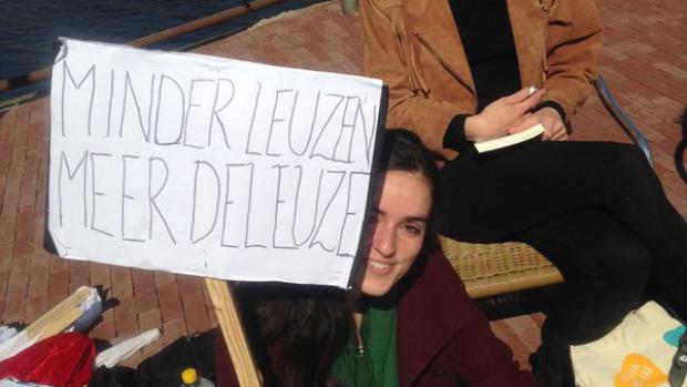 Minder leuzen, meer Deleuze
Voor Roeterseiland verzamelen zich inmiddels de eerste tientallen studenten en medewerkers in het zonnetje. Studenten knutselen hard aan hun borden.