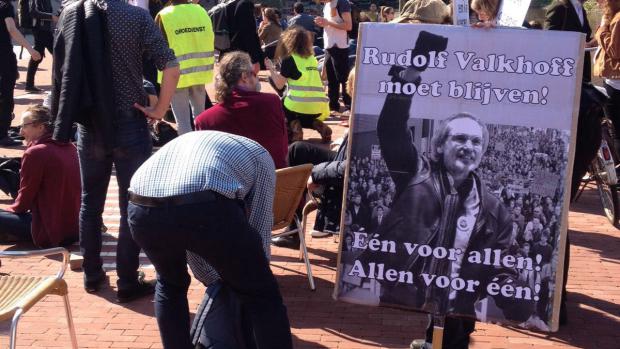 Gemoedelijk
Een groep van zo'n vijftig studenten en medewerkers heeft zich inmiddels verzameld bij CREA. Onder hen onder meer de ontslagen actievoerder Rudolf Valkhoff en Jarmo Berkhout, aankomend voorzitter van de Landelijke Studentenvakbond. De sfeer is tot nu toe eerder gemoedelijk dan strijdvaardig.