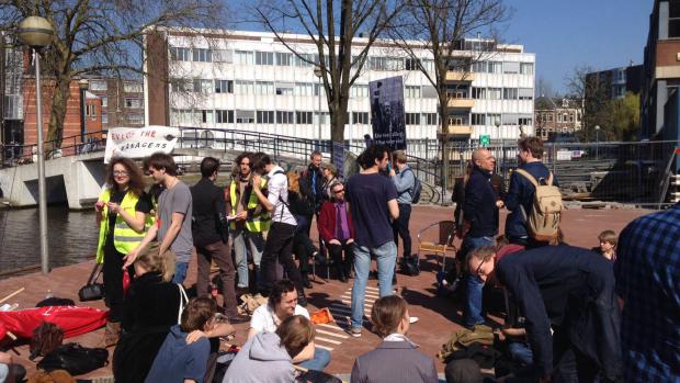 Gemoedelijk
Een groep van zo'n vijftig studenten en medewerkers heeft zich inmiddels verzameld bij CREA. Onder hen onder meer de ontslagen actievoerder Rudolf Valkhoff en Jarmo Berkhout, aankomend voorzitter van de Landelijke Studentenvakbond. De sfeer is tot nu toe eerder gemoedelijk dan strijdvaardig.