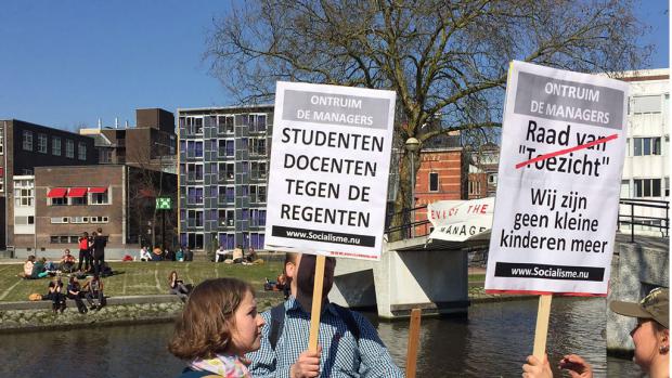 Ongeveer honderd man staan er nu in het zonnetje op het Roeterseilandcomplex. Ook Xandra Hoek, voorzitter van Asva Studentenunie, heeft zich inmiddels aangesloten bij de demonstranten. De tocht richting Spui en Maagdenhuis is nog niet gestart.