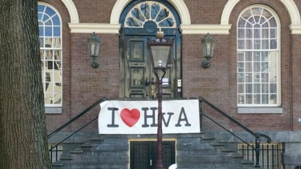 I <3 HvA
In zijn openingsspeech stelt Jarmo Berkhout: &lsquo;We wachten op het spui totdat Atzo Nicola&iuml; van zich laat horen. Wij zijn een jaar geleden ontruimd, nu gaan wij de managers ontruimen. Let's go!&rsquo; Luid schreeuwend: &lsquo;Bezet, blokkeer, dit beleid pik ik niet meer,&rsquo; vertrekt de stoet nu naar het Spui.
&nbsp;
Daar kunnen ze weleens een ongewenste boodschap tegenkomen. HvA&rsquo;ers hingen er zojuist hun spandoek op.