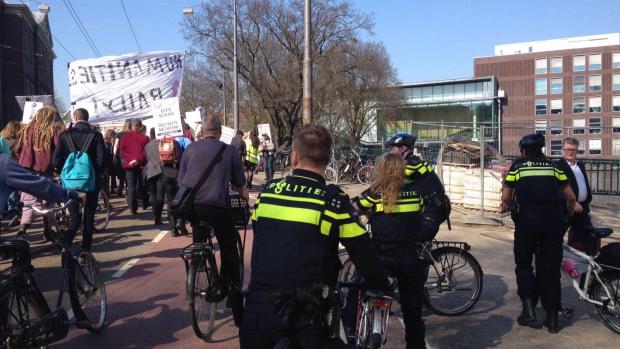 De sterke arm
Er is opvallend veel politie aanwezig vandaag: zes agenten op de mountainbike, twee op de motor en twee politiebusjes met agenten.
