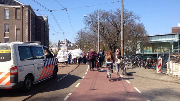 De sterke arm
Er is opvallend veel politie aanwezig vandaag: zes agenten op de mountainbike, twee op de motor en twee politiebusjes met agenten.