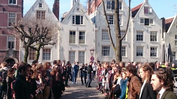 Ontvangstcomit&eacute;
Bij het Maagdenhuis heeft zich inmiddels een erehaag gevormd in de hoop dat Atzo Nicola&iuml; en de beoogde leden van het College van Bestuur nog komen.&nbsp;