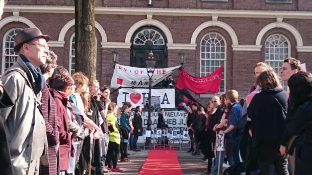 Ontvangstcomit&eacute;
Bij het Maagdenhuis heeft zich inmiddels een erehaag gevormd in de hoop dat Atzo Nicola&iuml; en de beoogde leden van het College van Bestuur nog komen.&nbsp;
