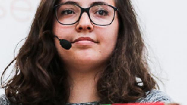 Alex Tess Rutten is voorzitter van de Centrale Studentenraad&lsquo;Wij zijn heel blij dat de rapporten er nu zijn en onderschrijven de reactie van het CvB dat UvA en HvA bestuurlijk uit elkaar gaan. Dat is onvermijdelijk. Waar het nu om gaat is hoe we uit elkaar gaan. Dat moet met een visie gebeuren, anders worden studenten en medewerkers er de dupe van. Onderwijs en onderzoek mag niet lijden onder de splitsing.&rsquo;
