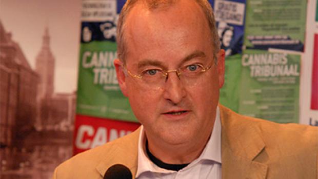Hendrik Kaptein was van 2001-2005 voorzitter van UvA&rsquo;s Centrale Ondernemingsraad &lsquo;Ik zou zeggen beter laat dan nooit. Dat hele UvA-HvA-project was van het begin af aan een onzinnig megalomaan project dat handenvol geld heeft gekost. Beide instellingen hebben totaal verschillende culturen, van de synergie is niets terecht gekomen, gezamenlijke bouwplannen zouden alles goedkoper maken, maar het tegendeel is gebeurd. Dat het college nu uit elkaar wil is heel goed. Hoe sneller uit elkaar hoe beter.&rsquo;