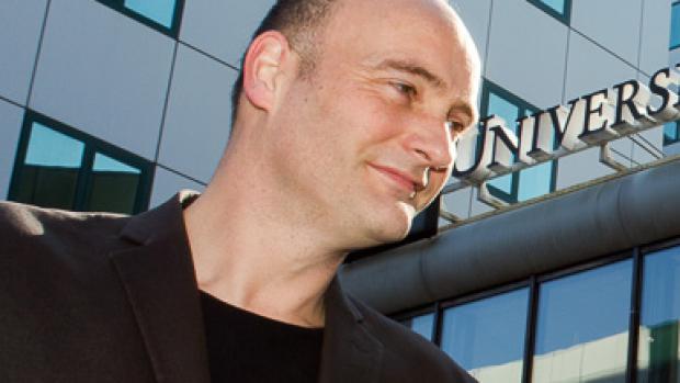 Jasper van Dijk is Tweede Kamerlid voor de Socialistische Partij&lsquo;Dit is een grote dag voor het onderwijs, zowel voor studenten als docenten, zowel van de HvA als van de UvA. Niemand kon uitleggen wat precies de meerwaarde van die samenwerking was. Zelf een bureau als Berenschot kan die meerwaarde kennelijk niet ontdekken. Veranderingen komen vaak langzaam, maar uiteindelijk komen ze toch en dit is een hele mooie verandering. Ik neem een borrel!&rsquo;
