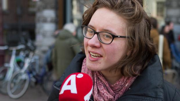 Harriet Bergman (24) is masterstudent Wijsbegeerte en was vorig jaar een van de gezichten van de Maagdenhuisbezetting
&lsquo;Het werd tijd dat UvA en HvA uit elkaar gingen. Als je als College van Bestuur zoveel mensen tegelijk moet managen dan is het onmogelijk om in contact te staan met medewerkers en studenten. De instellingen moeten kleinschaliger, dat was een van de punten tijdens de Maagdenhuisbezetting. Ik tweette &ldquo;told you so&rdquo; want de medezeggenschap had dit al eerder gezegd. Over een paar jaar zullen we zien dat de medezeggenschap ook&nbsp;op andere punten gelijk krijgt, dat&nbsp;de b&egrave;tafusie geen goed idee was bijvoorbeeld.&rsquo;
