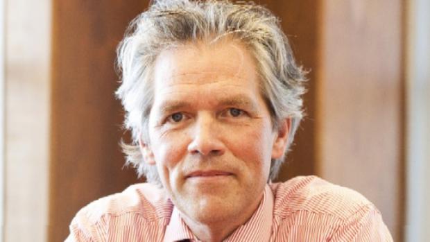 Jeroen Knigge was tussen 2005-2010 algemeen directeur van de HvA. &lsquo;Het is jammer dat het niet gewerkt heeft, maar wel begrijpelijk. Daar zijn verschillende redenen voor. Toen de samenwerking begon was nog onduidelijk hoe de bachelor-masterstructuur zou uitpakken en wat de consequenties ervan zouden zijn. De schakeltrajecten bleken onvoldoende te werken en zijn grotendeels weer afgeschaft.
De HvA voelde zich bovendien vanaf het begin steeds het kleine broertje van de UvA met een calimero-effect tot gevolg. Aan de UvA trokken veel mensen toch even hun wenkbrauwen op als het om de HvA ging. Je kunt je afvragen of de samenwerking nu echt con amore was of opgelegd pandoer. Ik denk het laatste. De bestuursstijlen van UvA en HvA verschillen ook te veel om het tot een succes te kunnen maken: de UvA is een eeuwenoude instelling met veel tradities, een instelling die &ldquo;op afstand&rdquo; wordt bestuurd.
Sturend optreden van het CvB behoort niet tot de UvA-cultuur, maar wordt aan de HvA wel verwacht. Daar is de bestuurlijke afstand tot de werkvloer veel kleiner. Inmiddels zijn beide instellingen ook zo groot geworden dat die niet meer uit &eacute;&eacute;n hand bediend kunnen worden. Als men dan toch wil samenwerken, ligt samenwerking van de HvA met de twee hoogste niveaus van het mbo, niveau drie en vier, intussen meer voor de hand.&rsquo;