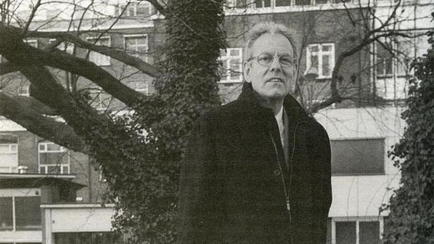 Emeritus-hoogleraar onderwijskunde Hans van Hout is voormalig-directeur van de Universiteit en Hogeschool van Amsterdam (UHADe UHA was een derde weg tussen hogeschool en universiteit die erop was gericht om studenten op de juist te plek te krijgen. Zo werden er gezamenlijke UvA-HvA-ori&euml;ntatiejaren gegeven, werd geprobeerd UvA-uitvallers een plek te geven binnen de HvA of het wisselen van studies binnen of tussen UvA en HvA te vergemakkelijken.), een samenwerkingsverband tussen UvA en HvA&lsquo;De conclusie van het rapport verbaast me niets, het was al lang duidelijk dat de samenwerking volgens veel partijen niet werkte, dan moet je dat niet willen doorzetten. Wat mij betreft gaat het primair om de samenwerking, niet om het hebben van een gemeenschappelijk CvB.
Het zou doodzonde zijn als de samenwerking hiermee van tafel is, maar dat hoor ik het CvB niet zeggen. Het bestuur moet de samenwerking steunen en bevorderen, maar het is niet de plek waar de idee&euml;n vandaan komen, dat is wel gebleken. De idee&euml;n moeten van onderop komen. Ik denk dat er een apart clubje moet komen dat die samenwerking verder bedenkt en partijen van de verschillende organisaties bij elkaar brengt om te kijken waar zinvolle samenwerking mogelijk is.&rsquo;