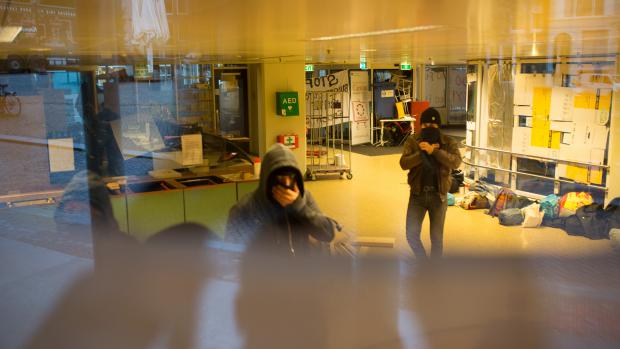 Bezetters &lsquo;blijven zolang nodig is&rsquo;
Een woordvoerder van de bezetters laat weten dat ze &lsquo;willen blijven zolang nodig is&rsquo;. Hij wil niet kwijt hoeveel studenten er in het bezette pand aanwezig zijn. Wel dat er spandoeken en banners zijn opgehangen &lsquo;zodat niemand naar binnen kan kijken. Want privacy is nodig om onze besluiten te kunnen nemen.&rsquo;