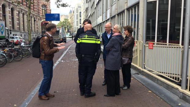CvB-voorzitter bij PC Hoofthuis: blijf met ons in gesprek
Geert ten Dam (op de foto uiterst rechts), voorzitter van het College van Bestuur, is inmiddels per fiets gearriveerd bij het PC Hoofthuis. Ze vraagt studenten of het niet mogelijk is om het pand gewoon te verlaten - de &lsquo;politiewoordvoerders&rsquo; van de bezetters geven aan dat dat voorlopig niet zal gaan gebeuren. Ten Dam herhaalt wat de UvA heeft gemeld in haar verklaring: ze wil in elk geval met de bezetters in gesprek blijven.