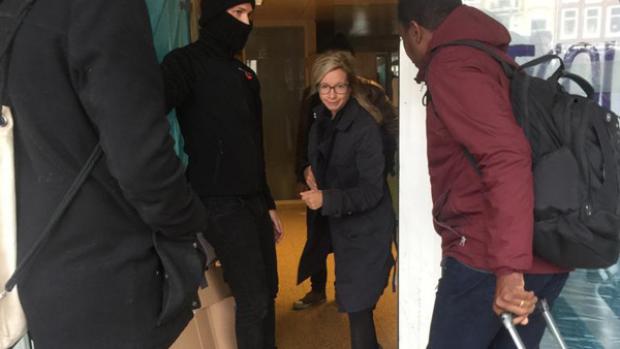 Docent die binnen was: &lsquo;The students are very nice&rsquo;
Kristina Krake (47), docent scandinavian studies, wordt net naar buiten gelaten. &lsquo;The students are very nice&rsquo;, zegt ze. Er zijn zo&rsquo;n twintig studenten op de begane grond. Ze hebben wat eten, wat drinken, en ze zijn erg rustig. De sfeer was goed, maar serieus.&rsquo;
&nbsp;
Binnen werd ze begeleid door een mannelijke student. &lsquo;In het pand doen ze hun maskers af. Ik voelde me erg comfortabel, en ik steun de zaak van deze studenten, zolang het geweldloos blijft. Democratie is belangrijk.&rsquo;