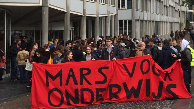 Mars staat stil
Zeker enkele tientallen studenten uit de protestmars zijn het P.C. Hoofthuis ingegaan en zijn niet van plan nog naar buiten te gaan. Het is onduidelijk of de protestmars nog verder gaat. De voorste lopers met het spandoek staan al een kwartier stil bij het P.C. Hoofthuis.