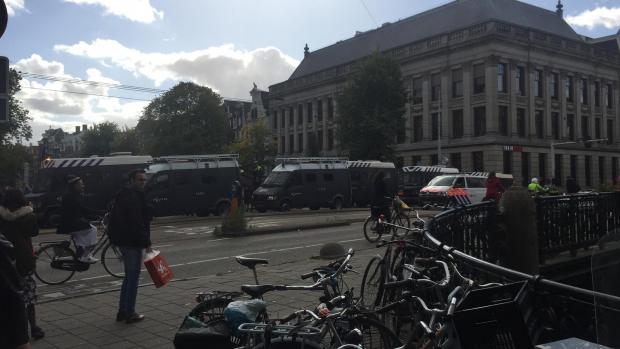 Verkeer wordt omgeleid
In de Raadhuisstaat staan zes ME-busjes en enkele politieagenten te paard. Auto- en fietsverkeer richting het Singel wordt omgeleid. De politie lijkt zich klaar te maken voor de mogelijke ontruimingsorganisatie.