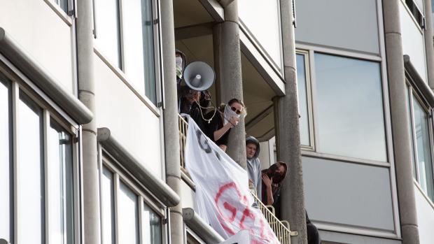 Beide ingangen gebarricadeerd
Inmiddels hebben aan beide&nbsp;ingangen van het P.C. Hoofthuis&nbsp;zich menselijke kettingen van studenten en andere demonstranten gevormd. Aan de Singelzijde zitten er iets minder dan honderd studenten, aan de kant van de Spuistraat enkele tientallen.
