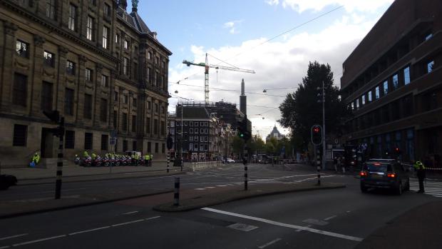 Vijftal straten afgezet
Inmiddels zijn er delen van het Singel, de Molstraat, de Torenstraat, de Raadhuisstraat en de Spuistraat afgezet. Ook delen van de Dam zijn niet langer toegankelijk.