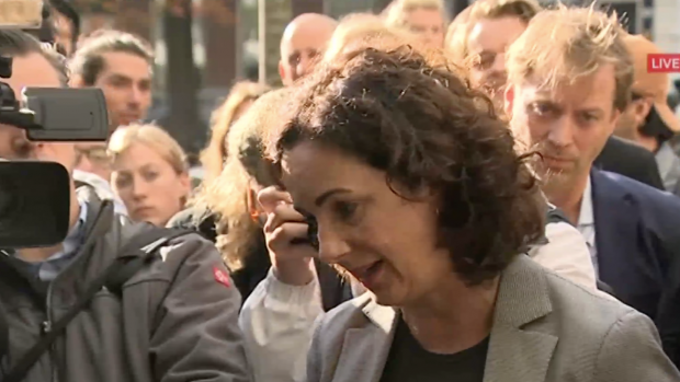 Burgemeester Halsema is er
Burgemeester Femke Halsema is er om met de bezettende studenten te praten. &lsquo;Je kunt niet inbreken in een pand en dat bezetten.&rsquo; Ze wijst erop dat het bestuur van de UvA graag met ze wil praten in De Balie. &lsquo;Alsjeblieft, ga ernaartoe, praat met het college van bestuur. Als jullie dat niet doen, halen jullie de verdenking op je dat jullie niet willen praten.&rsquo;