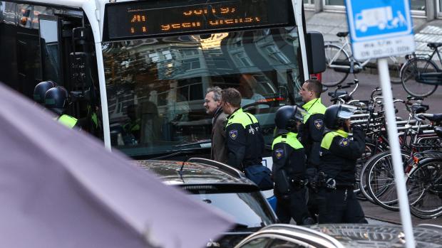 &lsquo;Heel jammer&rsquo;
De politie heeft zeker vierentwintig&nbsp;bezetters uit het P.C. Hoofthuis gehaald. Onder hen zijn de door de UvA ontslagen docent Rudolf Valkhoff en Geertje Hulzebos, die eerder&nbsp;deze week opstapte als LSVb-voorzitter.&nbsp;
&nbsp;
Alba van Vliet, voorzitter van Asva studentenunie, laaat weten dat ze het&nbsp;&lsquo;heel jammer vindt&rsquo; dat de ontruiming&nbsp;&lsquo;op deze gewelddadige manier gebeurt&rsquo;.&nbsp;&lsquo;Het waren gewoon heel redelijke eisen. Dit is gewoon stom.&rsquo;