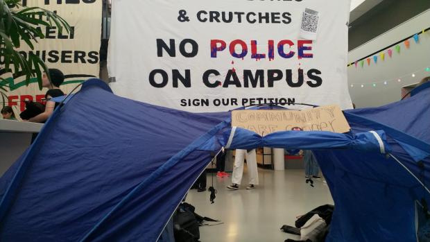 Studenten zetten tent op &nbsp;
De groep activisten die vandaag de hal van het ABC-gebouw op REC heeft bezet, zijn van plan te blijven totdat hun eisen door de UvA zijn ingewilligd. Dat zegt Zep van de Visse, de woordvoerder van de Amsterdam Autonomous Coalition. &lsquo;Als het op slapen neerkomt, dan blijven we slapen.&rsquo;
&nbsp;
De groep heeft ook een tent in de hal opgezet, met kussens en dekens. De eisen die de groep heeft zijn nog steeds dezelfde die ze hadden bij de bezetting van de Amsterdamse Academische Club op 16 januari: namelijk: &lsquo;geen banden meer met fossiele industrie aan de UvA, geen koloniaal werk en meer macht voor de studenten,&rsquo; aldus Van de Visse. &nbsp;