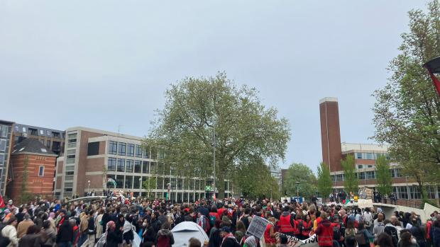 Speeches
Inmiddels hebben zich zo'n 400 demonstranten verzameld op Roetersweiland. Ze luisteren naar speeches van UvA-docenten en zingen leuzen als &ldquo;Free Palestine&rdquo; en &ldquo;Israel is a terrorist state&rdquo;. &nbsp;De demonstranten hebben nu aan alle zijden van de zone barricades gebouwd. Daarlangs worden studenten en UvA-medewerkers nog wel toegelaten. Het is voor de organisatie van de protestactie onduidelijk of en hoe laat de politie zal ingrijpen. De organisatie roept voor nu op zo min mogelijk agressie te tonen.