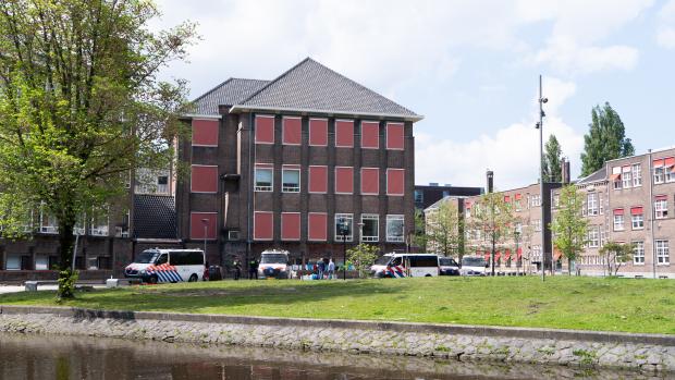 UvA-gebouwen dicht
De UvA-gebouwen gelegen aan de Nieuwe Achtergracht zijn gesloten. Gebouw A is alleen nog toegankelijk vanaf de Roetersstraat, gebouw J/K is alleen bereikbaar via de Valckeniersstraat.&nbsp;Er staan vier politiebusjes rondom het weiland waar gisteren de demonstratie werd gehouden. Volgens het Parool is de ME onderweg. Er is veel pers aanwezig. Iedereen is in afwachting wat er straks gaat gebeuren rond 16.00 uur, het tijdstip voor wanneer de demonstratie staat aangekondigd.