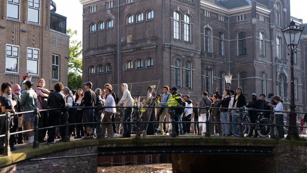 Voormalige Academische Club bezetDe demonstranten stellen inmiddels de voormalige Academische Club te hebben bezet. Deze &lsquo;huiskamer van de UvA&rsquo; is een pand van de UvA en werd in 2022 opgeheven omdat het niet meer rendabel zou zijn. Het pand staat sindsdien leeg.&nbsp;De overige demonstranten zitten deels buiten op de gracht voor het gebouw. Een derde groep is voornemens gebouwen op het Binnengasthuisterrein te gaan bezetten. De organisatie roept via megafoons specifiek Europese studenten op om &lsquo;over hekken van het gebouw&rsquo; te klimmen. Europese studenten kunnen immers &lsquo;niet worden uitgezet&rsquo;.&nbsp;De organisatie roept verder de demonstranten op tenten, water, voedsel en meer mensen te regelen.