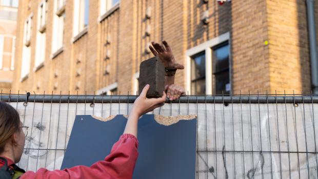 Overleg door driehoek
Demonstranten zijn rondom de Oudemanhuispoort bezig bakstenen uit de grond te halen om de barricaden te verstevigen. Ook zijn er meerdere bustes, meubels en brandblussers uit de voormalige Academische Club gehaald, die nu bezet is door de demonstranten. &nbsp;Zo&rsquo;n tweehonderd omstanders staan toe te kijken buiten de barricaden. Enkele politiebusjes staan ook op het terrein, met agenten die de boel in de gaten houden. Volgens het Parool zou er nu een overleg gaande zijn tussen de driehoek, om de situatie te bespreken.
