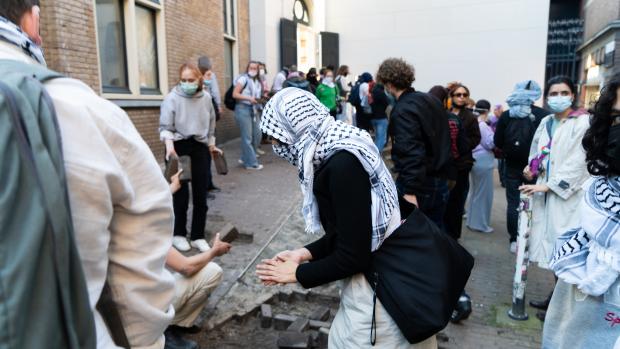 &lsquo;Censuur&rsquo;Via megafoons wordt informatie doorgegeven. Zo stelt de organisatie nu dat ze worden &lsquo;gecensureerd&rsquo; door de pers. Parool en AT5 zouden &lsquo;van Halsema&rsquo; zijn geworden. &lsquo;Fuck Halsema&rsquo;, scanderen de demonstranten.&nbsp;Ze roepen de burgemeester nogmaals op om &lsquo;rond de tafel te komen.&rsquo; Een petitie om banden met Isra&euml;l te verbreken opgesteld door de demonstranten werd volgens hen vanochtend niet in ontvangst genomen door de burgemeester.