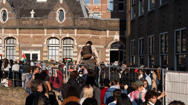 &lsquo;Censuur&rsquo;Via megafoons wordt informatie doorgegeven. Zo stelt de organisatie nu dat ze worden &lsquo;gecensureerd&rsquo; door de pers. Parool en AT5 zouden &lsquo;van Halsema&rsquo; zijn geworden. &lsquo;Fuck Halsema&rsquo;, scanderen de demonstranten.&nbsp;Ze roepen de burgemeester nogmaals op om &lsquo;rond de tafel te komen.&rsquo; Een petitie om banden met Isra&euml;l te verbreken opgesteld door de demonstranten werd volgens hen vanochtend niet in ontvangst genomen door de burgemeester.