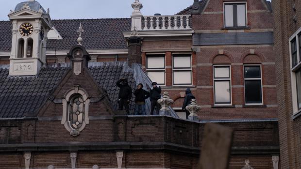 Geen vuurwerk en messen
Via megafoons roept de organisatie op dat mensen &lsquo;geen vuurwerk en messen&rsquo; mee moeten brengen. &lsquo;Dit brengt ons allen in gevaar. Het steunt bovendien niet ons doel, we zijn niet gewelddadig.&rsquo; Mocht de organisatie toch vuurwerk of messen vinden, dan zullen de mensen uit het bezette gebied worden verwijderd. Het statement wordt in het Arabisch herhaald. &nbsp;Daarnaast hebben vier demonstranten zich op het dak van de Academische Club gevestigd en laten zich af en toe zien. Ze worden toegejuicht door demonstranten van beneden en door supporters op de kade.