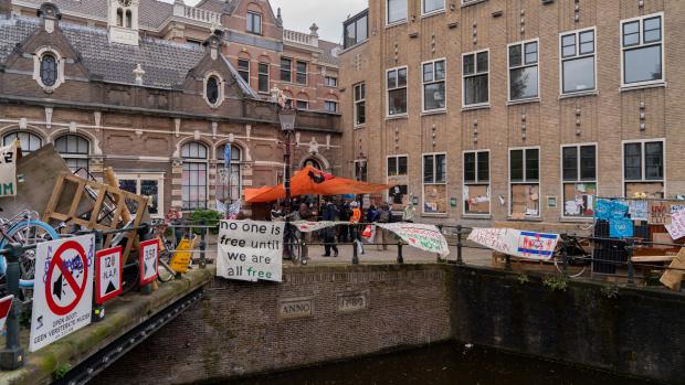 UvA: De bezetting heeft geleid tot &lsquo;aanzienlijke schade&rsquo;
De nacht is rustig en gemoedelijk verlopen op de bezette gebieden rond het BG-terrein. Buiten zitten er naar schatting twintig studenten binnen de barricades. Hoeveel studenten er binnen zitten is onduidelijk. De UvA heeft inmiddels laten weten dat de bezetting van BG-4 en de Oudemanhuispoort heeft geleid tot &lsquo;aanzienlijke schade&rsquo;. Er ligt een uitnodiging van het CvB aan de (vertegenwoordigers van de) bezetters om straks, om 10 uur, in gesprek te gaan met het CvB om te komen tot &lsquo;een dialoog en een oplossing,&rsquo; aldus het CvB. De bezetters hebben die uitnodiging geaccepteerd.
&nbsp;
Vanwege de blokkades zijn de gebouwen BG 1, 2, 3 en de Oudenanhuispoort vandaag, woensdag 8 mei, gesloten.