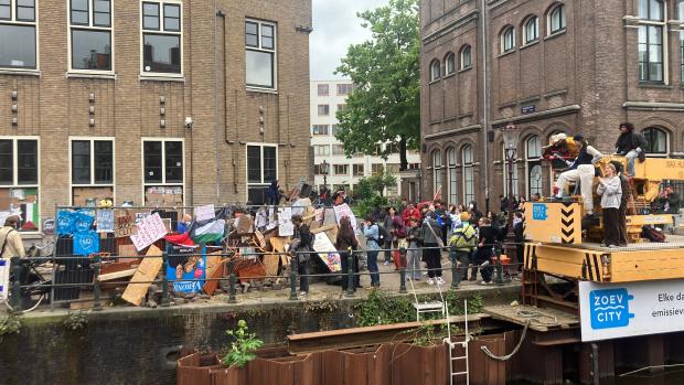 Wachtstand
Het is relatief rustig bij de bezetting. &lsquo;We wachten op de terugkomst van de onderhandelaars met het CvB&rsquo;, legt een demonstrant bij een barricade uit. Hij zorgt ervoor dat de &lsquo;juiste&rsquo; personen het bezette gebied binnenkomen en waarschuwt meermaals als er politie aankomt.&nbsp;De demonstranten versieren hun barricaden met spanddoeken met teksten als &lsquo;UvA suck my clit&rsquo;, &lsquo;Never again is now&rsquo; en &lsquo;All eyes on Rafah&rsquo; over de militaire operatie die Isra&euml;l in de Palestijnse stad is begonnen. &lsquo;Free, free Palestine&rsquo; is de meest gehoorde leus.