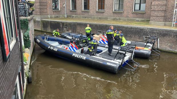 Spanning loopt op
Er lijkt nu toch echt iets te gaan gebeuren. In de gracht van het Binnengasthuisterrein liggen twee politieboten, naast de ME-busjes en de politiebussen die op het Rokin staan opgesteld. De onderhandelingen tussen demonstranten en de UvA zijn ondertussen aan de gang.