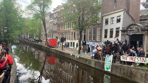 ME in actie
De Oudezijdsachterburgwal wordt door ME afgesloten. Ze worden echter teruggedrongen door de daar aanwezige demonstranten.&nbsp;De demonstranten worden nu omsingeld door de brigade. De demonstranten krijgen enkele klappen en een deel wordt gearresteerd.
&nbsp;
Binnen de barricaden zijn inmiddels tweehonderd man verzameld. Ze spuiten met brandblussers als gebaar richting de ME op de Oudezijdsachterburgwal.