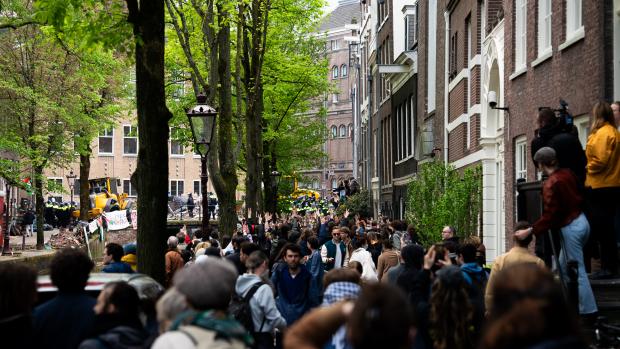 Terugdringen
De ME loopt nu ook op de mensen in op de Oudezijds Achterburgwal in en dringt ze terug. De mensen roepen &lsquo;We are people what are you&rsquo; and &lsquo;Shame on you&rsquo; naar de agenten.
&nbsp;
De politie Amsterdam schrijft zelf op X: &lsquo;De ME past geweld toe middels de wapenstok om demonstranten van het terrein te verwijderen / aan te houden.&rsquo;&nbsp;