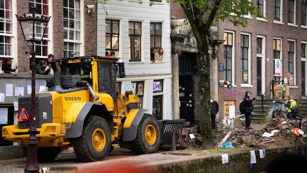Verdere ontruiming
De politie roept om dat de straat ontruimd zal worden. Als mensen niet vertrekken, zal er geweld worden gebruikt. Dat is in lijn met eerdere berichtgeving door de politie.&nbsp;
&nbsp;
Grote shovels rijden de barricades omver. Aan de kade wordt de menigte steeds verder teruggedrongen door de ME richting de Oudemanhuispoort.&nbsp;