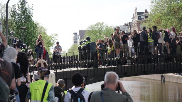 ME haalt demonstranten uit REC-A
Onder luid gejoel haalt de politie demonstranten uit REC-A.