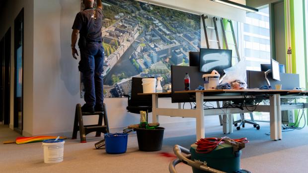 Schoonmaak
Dinsdag is er bewaking aanwezig bij de panden van de UvA, die vandaag en morgen de deuren gesloten houden. Schoonmakers zijn er aan de slag: ze verwijderen de graffiti en ruimen de sporen van de bezetting op van de dag ervoor.&nbsp;
