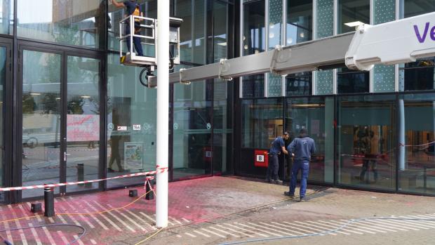 ABC-gebouw beklad, schoonmaakploeg in actie
De ramen bij de hoofdingang van het ABC-gebouw zijn opnieuw beklad. Volgens Het Parool stond er met rode verf 'Shame on you' en 'People over property'. Een schoonmaakploeg is bezig de verf te verwijderen.&nbsp;