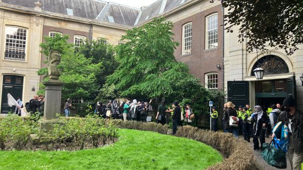 Demonstranten vertrekken alweer
Na een korte confrontatie met de politie roept de organisatie van het tentenkamp de demonstranten op te vertrekken. Ook in de hal van de OMP stonden in het zwart geklede demonstranten, maar die worden door de politie naar buiten geleid. In de Poort zelf stond de ME inmiddels al klaar, maar die lijkt niet in actie te hoeven komen.
&nbsp;
De UvA was van plan aangifte te doen wegens huisvrede- en erfvredebreuk, maar juist op dat moment vertrokken de demonstranten, waardoor het plan tot aangifte werd ingetrokken, laat een woordvoerder weten. De gebouwen in het BG-cluster zijn w&eacute;l gesloten.