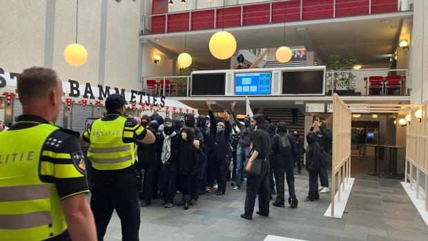Einde bezetting
De UvA heeft inmiddels gemeld dat de OMP is schoongeveegd en leeg is.&nbsp;&lsquo;De bezetting van de Oudemanhuispoort is be&euml;indigd,&rsquo; aldus de woordvoerder. De demonstranten lopen inmiddels in een mars over de Kloveniersburgwal richting de Stopera. Ze worden begeleid door de politie.
&nbsp;
De woordvoerder laat ook weten dat de UvA-gebouwen die normaal gesproken op zaterdag zijn geopend, op zaterdag 18 mei uit voorzorg eerder zullen sluiten en wel om 17.00 uur. Dit geldt ook voor de UB.&nbsp;
&nbsp;
Hier eindigt dit Liveblog.