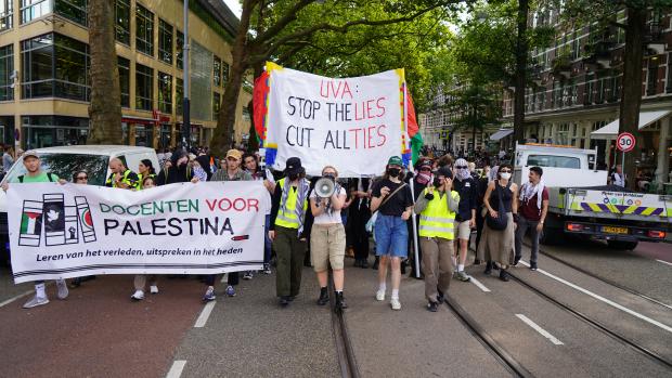  Mars gestartZeker zo&rsquo;n duizend man zijn begonnen aan de protestmars richting het Maagdenhuis. Er worden leuzen geroepen, er wordt op trommels gespeeld. De sfeer is nog steeds gemoedelijk te noemen. Opvallend is dat tachtig procent van de aanwezigen het gezicht niet heeft bedekt. Dat was vorige demonstraties anders. Er lopen ook docenten mee, is te zien op een van de spandoeken. De aanwezige agenten begeleiden de mars. Ook zijn er medewerkers van Amnesty aanwezig om te controleren of de politie en gemeenten zich aan de wet houden.
