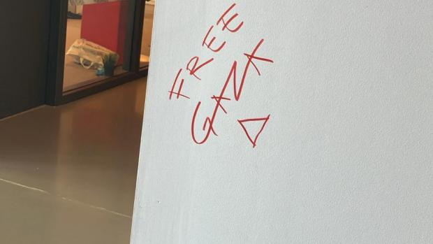 Bekladdingen muren met viltstiftDe groep is inmiddels uitgedund naar vijftig demonstranten, die nog steeds in gebouw-ABC rondlopen onder begeleiding van een trommel. Hier en daar schrijven ze met rode stift &lsquo;Free Gaza&rsquo; op de muren.&nbsp;De demonstranten roepen omstanders op mee te lopen. Sommige docenten en medewerkers staan in de deur opening van hun kantoren en moedigen de demonstranten die voorbij komen lopen al klappend aan.