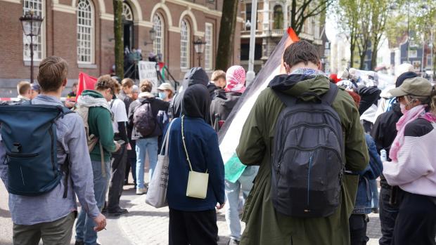  Politie aanwezig Het lijkt te gaan om zo&rsquo;n vijftig &aacute; honderd activisten die binnen zijn. De politie is inmiddels aanwezig en heeft het Spui afgezet. Er worden buiten leuzen gescandeerd door de actievoerders. &nbsp;De medewerkers zijn inmiddels zoveel mogelijk vertrokken, meldt de UvA-woordvoerder. Volgens een medewerker ter plaatse ging dit vreedzaam. &nbsp;De activisten dragen zonnebrillen en sjaals om hun hoofd, aldus de UvA-woordvoerder om zoveel mogelijk anoniem te blijven. &lsquo;Ze kwamen binnen met allerlei spullen als slaapzakken, dus het lijkt erop dat ze van plan zijn langere tijd te blijven.&rsquo; &nbsp;Ze noemt de bezetting &lsquo;intimiderend en bedreigend&rsquo;. De UvA is momenteel in beraad of er aangifte zal worden gedaan.&nbsp;