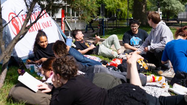 UvA verzoekt demonstranten te vertrekken
De UvA heeft een statement naar buiten gebracht waarin ze de demonstranten oproepen te vertrekken. &lsquo;Hoewel de sfeer op het grasveld gemoedelijk is, wordt met betrekking tot de veiligheid wel geadviseerd om het kampement &rsquo;s avonds - al dan niet tijdelijk- op te breken,&rsquo; schrijft de UvA op haar site. Morgen zal het gesprek worden vervolgd.&nbsp;Maar wat als de demonstranten hier geen gehoor aan geven? &lsquo;We hopen dat ze dat wel doen,&rsquo; aldus een woordvoerder. &lsquo;We hebben nu goed contact. Het verloopt goed en rustig. Maar we hebben de demonstranten verzocht om voor 22.00 uur te vertrekken.&rsquo; Gebeurt dat niet, dan beraadt de UvA zich op vervolgstappen.&nbsp;