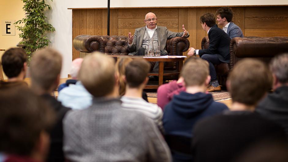 &lsquo;Een club is geen gewoon bedrijf, zoals bijvoorbeeld de Bijenkorf&rsquo;